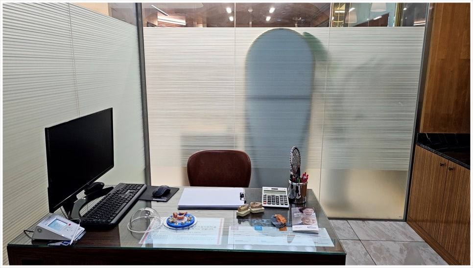 분당동치과, 치아 1개가 빠졌다면 브리지와 임플란트 선택 기준 4가지는?
